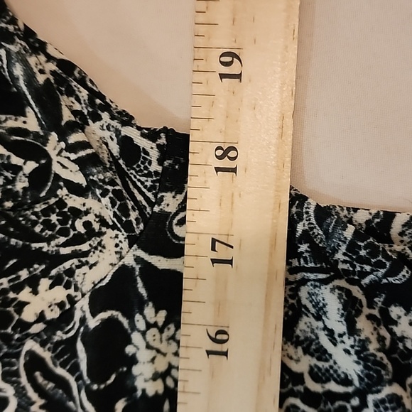 Chico's Travelers Women's Black Floral Asymmetrical Blouse Size 1 (8)Medium - Picture 5 of 7